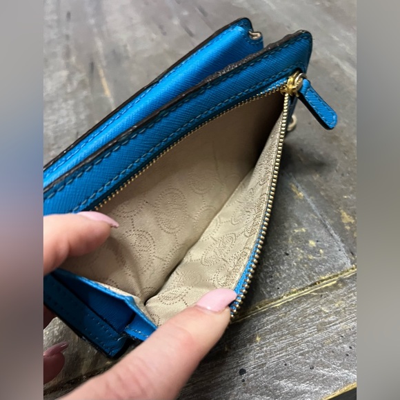 Michael Kors, vibrant blue, smart, phone wristlet- pre-owned - Picture 9 of 9